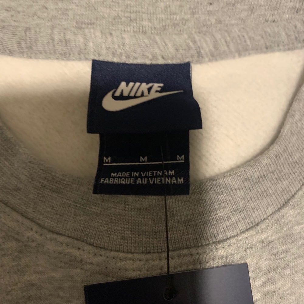 SOLD nike crew neck - new with tag - Picture 4 of 7